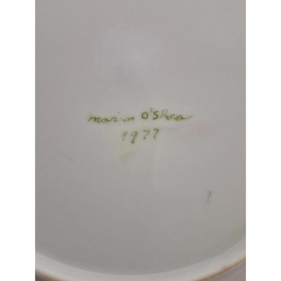 Exquisite Floral Plate Art - 1977 Hand-Painted Porcelain by Marion O'Shea - Picture 5 of 6